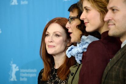 La actriz, Julianne Moore, la directora Rebecca Miller, la actriz Greta Gerwig y el productor, Damon Cardasis durante la presentación de 'Maggie's Plan', el 15 de febrero de 2016.