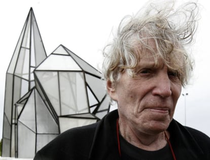 Dennis Oppenheim, junto a su obra "Crystal garden" en la localidad madrileña de Navalcarnero