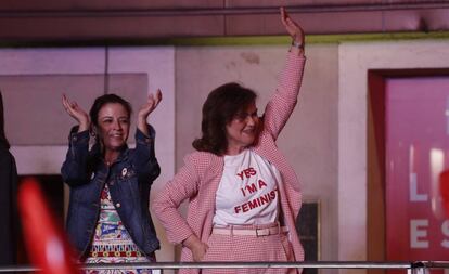 Carmen Calvo junto a Adriana Lastra durante la noche electoral.