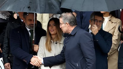 El líder del PP, Alberto Núñez Feijóo (en el centro), saluda al presidente de Vox, Santiago Abascal, y a su esposa, Lidia Bedman, ante la presencia del portavoz del PSOE en el Congreso, Patxi López.