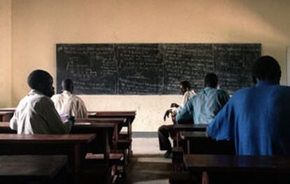 Varios hombres asisten a una clase sobre cómo vivir en paz, en un aula del campo de Rhino Camp.