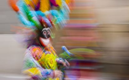 Uno de los &#039;boteiros&#039; durante el entroido (carnaval) de VIana do Bolo, en Ourense.