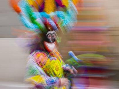 Uno de los &#039;boteiros&#039; durante el entroido (carnaval) de VIana do Bolo, en Ourense.