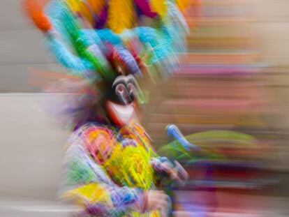 Uno de los &#039;boteiros&#039; durante el entroido (carnaval) de VIana do Bolo, en Ourense.