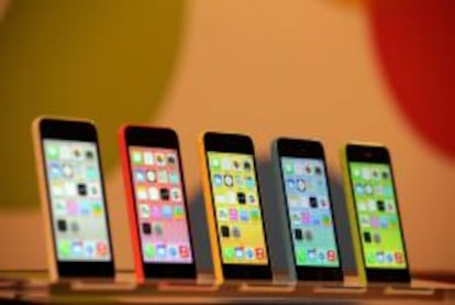El nuevo iPhone 5 C está disponible en cinco colores.