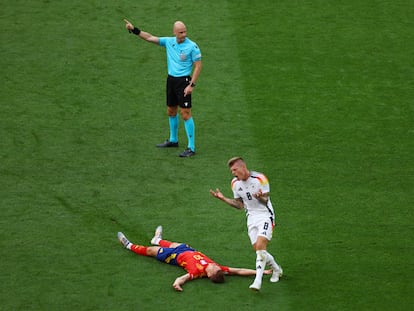 El arbitro Anthony Taylor señala una falta de Toni Kroos a Dani Olmo. 