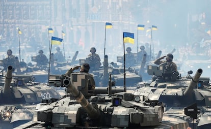 Miembros del ejército ucraniano conducen tanques durante el desfile militar del Día de la Independencia celebrado en Kiev, Ucrania.