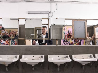 Un aspecto de la muestra 'Colinas de sal', del artista David Colinas (en el centro), en los baños de los facultativos de la mina Pozo Julia, el sábado en Fabero (León).