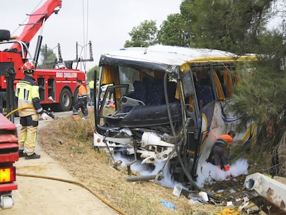 Los restos del autobús accidentado en Almonte (Huelva), en el que este lunes ha fallecido una mujer marroquí trabajadora de la fresa.