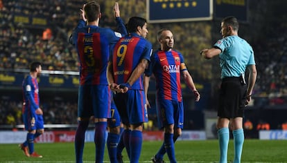 Piqué, Suárez e Iniesta discuten con Iglesias Villanueva ante el Villarreal.