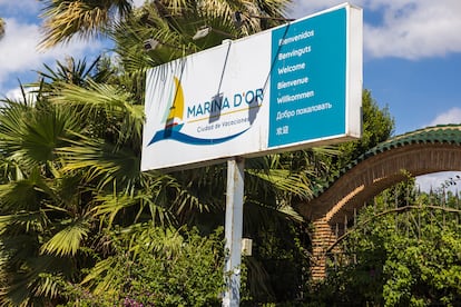 Cartel de bienvenida del complejo turístico Marina D'Or.