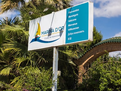 Cartel de bienvenida del complejo turístico Marina D'Or.