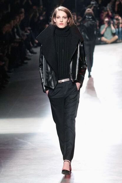 La idea de lo masculino transforma, con Anthony Vaccarello, los vol&uacute;menes de las prendas: grandes solapas y hombros, con pantalones de corte bajo.