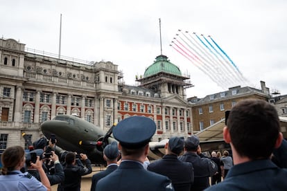 Miembros de la RAF observan el desfile aéreo que homenajea los 100 años de la Royal Air Force celebrado en Londres (Reino Unido).