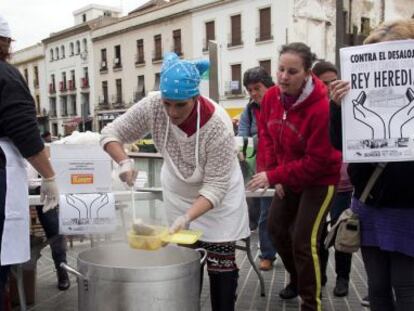 Miembros de la Acampada Dignidad reparten comida, el pasado diciembre en Córdoba.