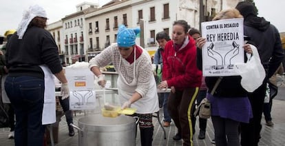 Miembros de la Acampada Dignidad reparten comida, el pasado diciembre en Córdoba.