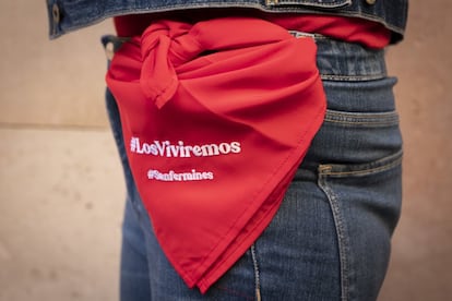 Una chica lleva en la cintura un pañuelo con el mensaje #LosViviremos, que pertenece a una campaña del Ayuntamiento de Pamplona para recordar a los ciudadanos que este año no hay Sanfermines y pedir responsabilidad, el 7 de julio.