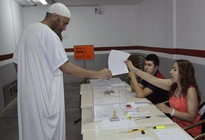 Ciudadanos espa&ntilde;oles musulmanes de Ceuta han acudido a depositar su voto, durante las s&eacute;ptimas elecciones al Parlamento Europeo que se celebran hoy en Espa&ntilde;a. 