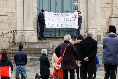 Feligreses protestan ante la catedral de Cambrai (Francia), este domingo. En el cartel se lee: "Queremos misa".