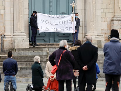 Feligreses protestan ante la catedral de Cambrai (Francia), este domingo. En el cartel se lee: "Queremos misa".