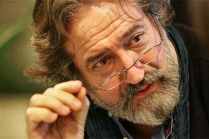 Jordi Savall, ayer, en el aeropuerto de Madrid.