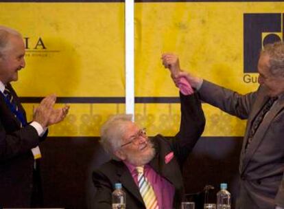 Gabriel García Márquez, a la derecha, felicita a Fernando del Paso, en el centro, que recibió ayer el Premio Juan Rulfo en la Feria de Guadalajara, ante la presencia de Carlos Fuentes.