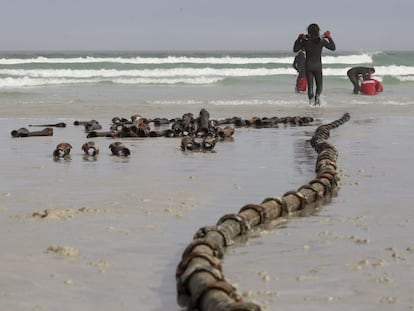 Instalación de un cable submarino de fibra óptica.