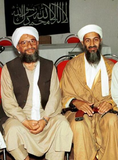 Ayman al Zawahiri (izquierda) y Osama Bin Laden, retratados en 1998 en Afganistán.