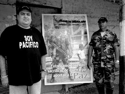 Francisco Javier Zuluaga (izquierda), el día antes de dejar las armas, en Santa Fe de Ralito.