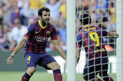 Alexis celebra su gol con Cesc Fabregas.