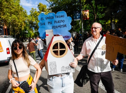 Una manifestante disfrazada de una vivienda con el cartel "El único techo que me puedo permitir", este domingo en Madrid.