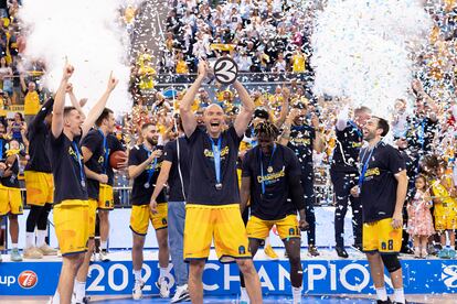 Los jugadores del Gran Canaria celebran su victoria en la final de la Eurocopa tras derrotar al Turk Telecom en el encuentro que han disputado en el Gran Canaria Arena.