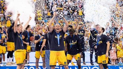 Los jugadores del Gran Canaria celebran su victoria en la final de la Eurocopa tras derrotar al Turk Telecom en el encuentro que han disputado en el Gran Canaria Arena.