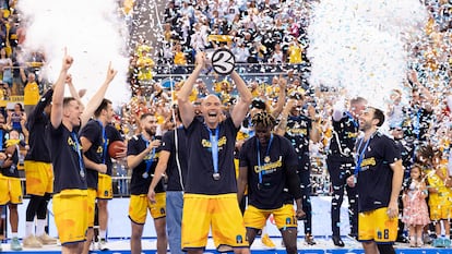 Los jugadores del Gran Canaria celebran su victoria en la final de la Eurocopa tras derrotar al Turk Telecom en el encuentro que han disputado en el Gran Canaria Arena.