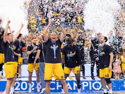 Los jugadores del Gran Canaria celebran su victoria en la final de la Eurocopa tras derrotar al Turk Telecom en el encuentro que han disputado en el Gran Canaria Arena.