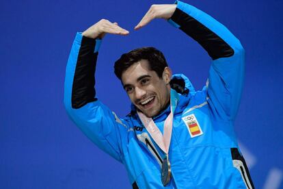 Javier Fernández celebra su victoria en el podio durante la ceremonia de entrega de medallas.