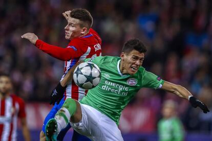 El delantero francés del Atlético de Madrid Kevin Gameiro (i) el defensa mexicano del PSV Eindhoven Héctor Moreno