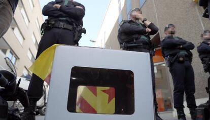 La Guardia Civil incauta documentaci&oacute;n sobre el censo del refer&eacute;ndum. 