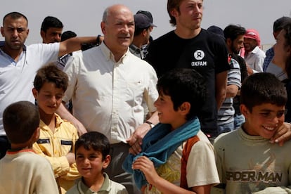 El director general de Oxfam, Mark Goldring, en un campo de refugiados en Mafraq (Jordania) en 2013.