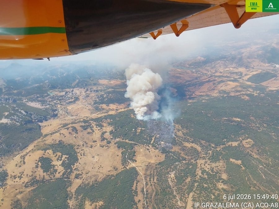 Un incendio forestal a las afueras de Grazalema obliga a desalojar a un centenar de personas de un hotel y viviendas