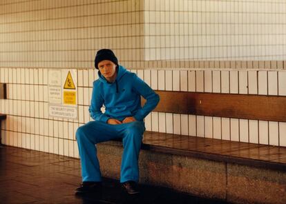 Uno de los jóvenes que Jamie Hawkesworth retrató en 2010 y que ahora forma parte de la exposición ‘Preston Bus Station’ en Tokio. |