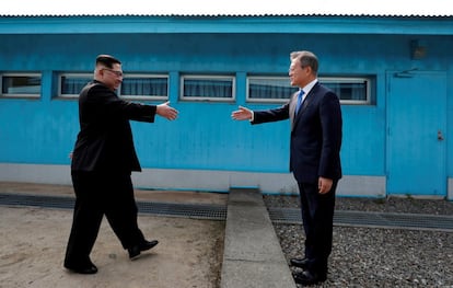 El presidente de Corea del Norte, Kim Jong y su homólogo de, Corea del Sur, Moon Jae-in, estrechan sus manos en Panmunjom, dentro de la zona desmilitarizada que separa a las dos Coreas, el 27 de abril de 2018. La tercera cumbre que se celebra entre los dos países estuvo cargada de simbolismo, incluyendo la mesa en la que se sentaron los líderes, de 2.018 milímetros de ancho, para marcar el año.