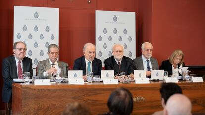 Desde la izquierda, Pedro Álvarez de Miranda, José Antonio Pascual, Santiago Muñoz Machado, Ignacio Bosque, Salvador Ordóñez y Carme Riera, en la presentación del informe en la RAE.