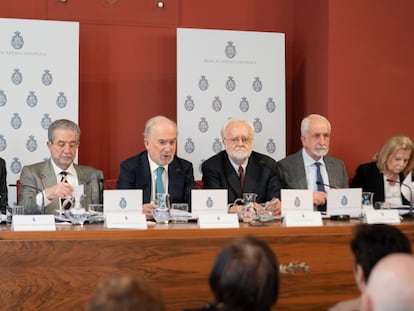 Desde la izquierda, Pedro Álvarez de Miranda, José Antonio Pascual, Santiago Muñoz Machado, Ignacio Bosque, Salvador Ordóñez y Carme Riera, en la presentación del informe en la RAE.