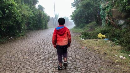 Jovani camina hacia su escuela en un día lluvioso del pasado mes de febrero, en Dessie (región de Amhara).