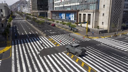 Un vehículo blindado vigila una intersección en la avenida Abancay en Lima (Perú), el 18 de marzo.