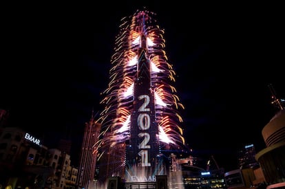 Festa de Ano Novo no Burj Khalifa, o arranha-céu mais alto do mundo, na cidade de Dubai (Emirados Árabes Unidos).