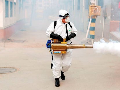 Un trabajador realizando trabajos de desinfectación en Qingdao (China).