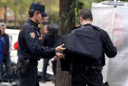 Un policia es col·loca l'armilla antibales a l'estadi Santiago Bernabéu abans del partit.