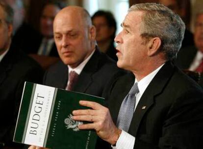 El presidente de EE UU, George W. Bush, sostiene una copia del presupuesto durante una reunión esta mañana en la Casa Blanca, en Washington.